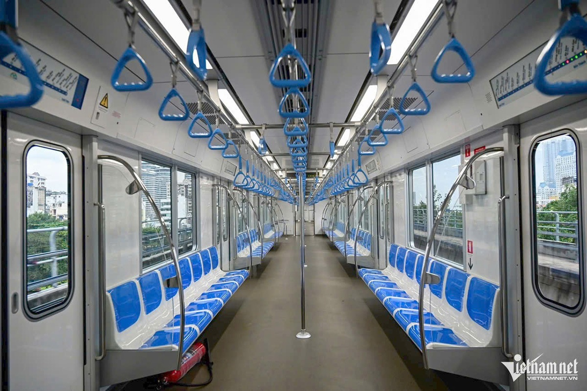 Bên trong tàu metro số 1 Bến Thành - Suối Tiên